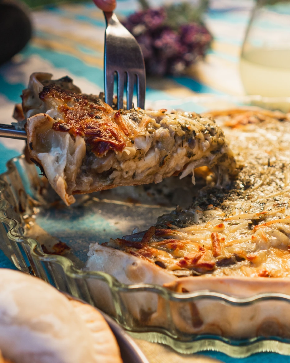 trozo de tarta siendo servido